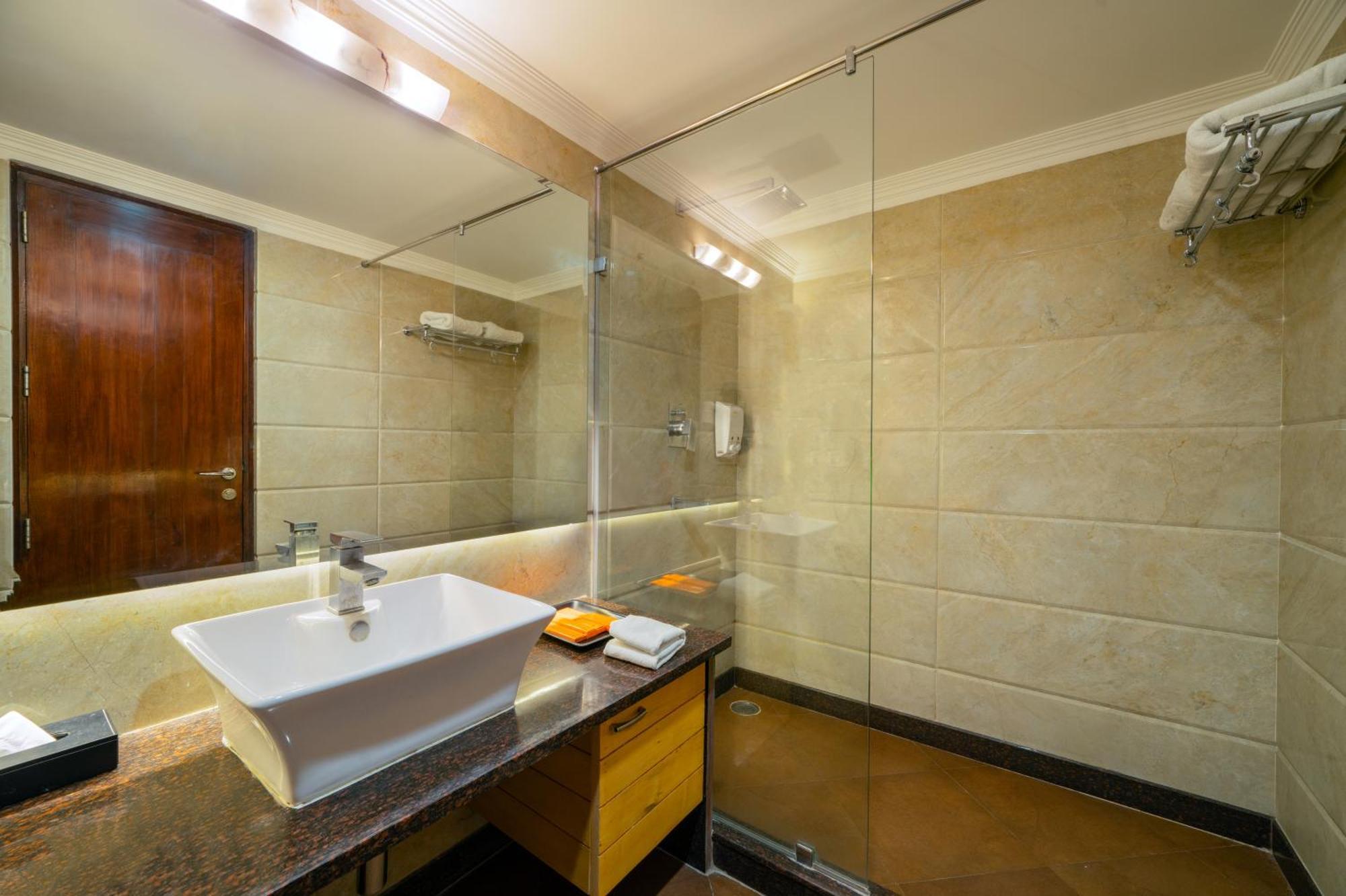 Hotel Saffron Leaf Dehradun Extérieur photo