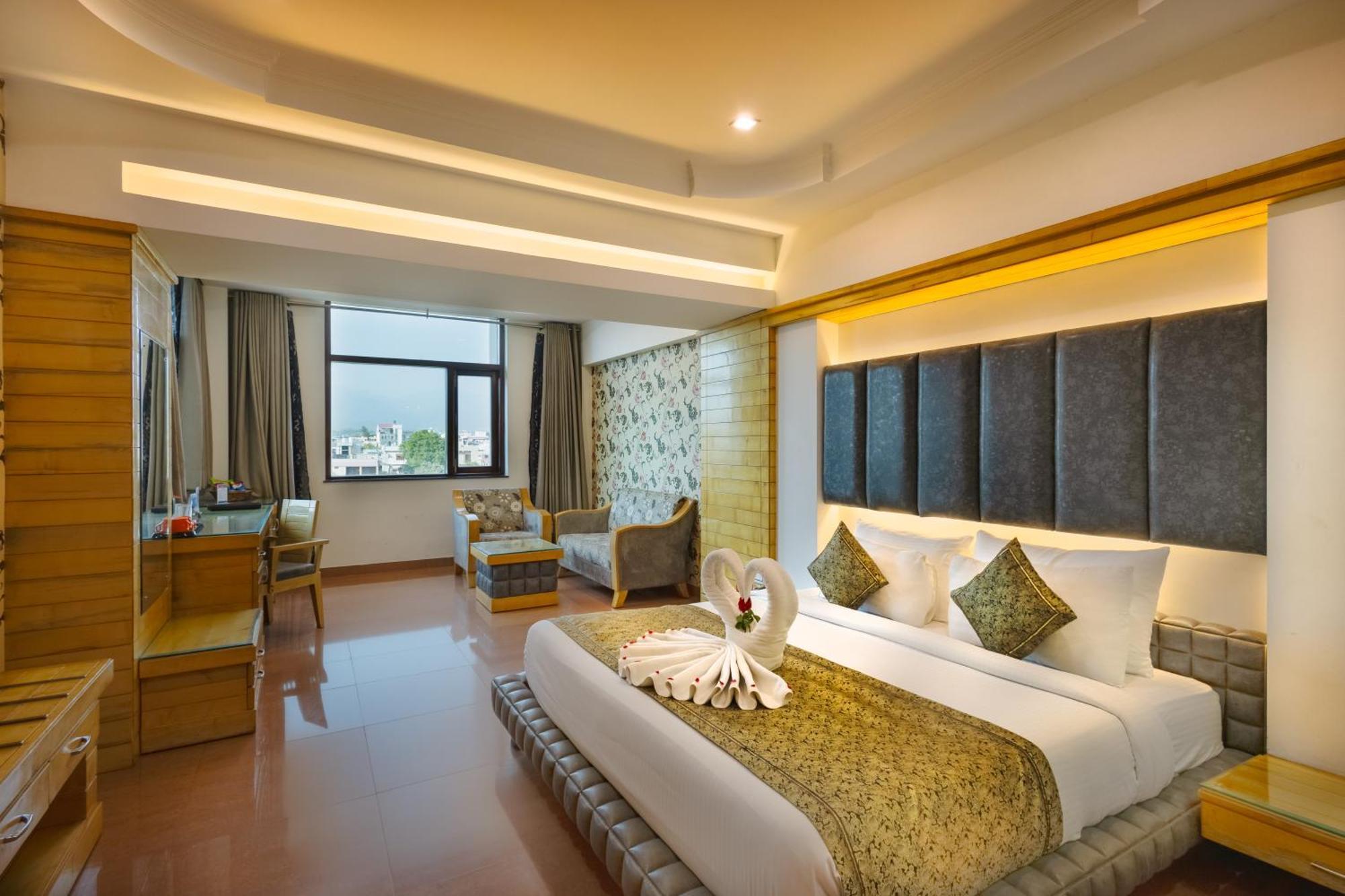 Hotel Saffron Leaf Dehradun Extérieur photo