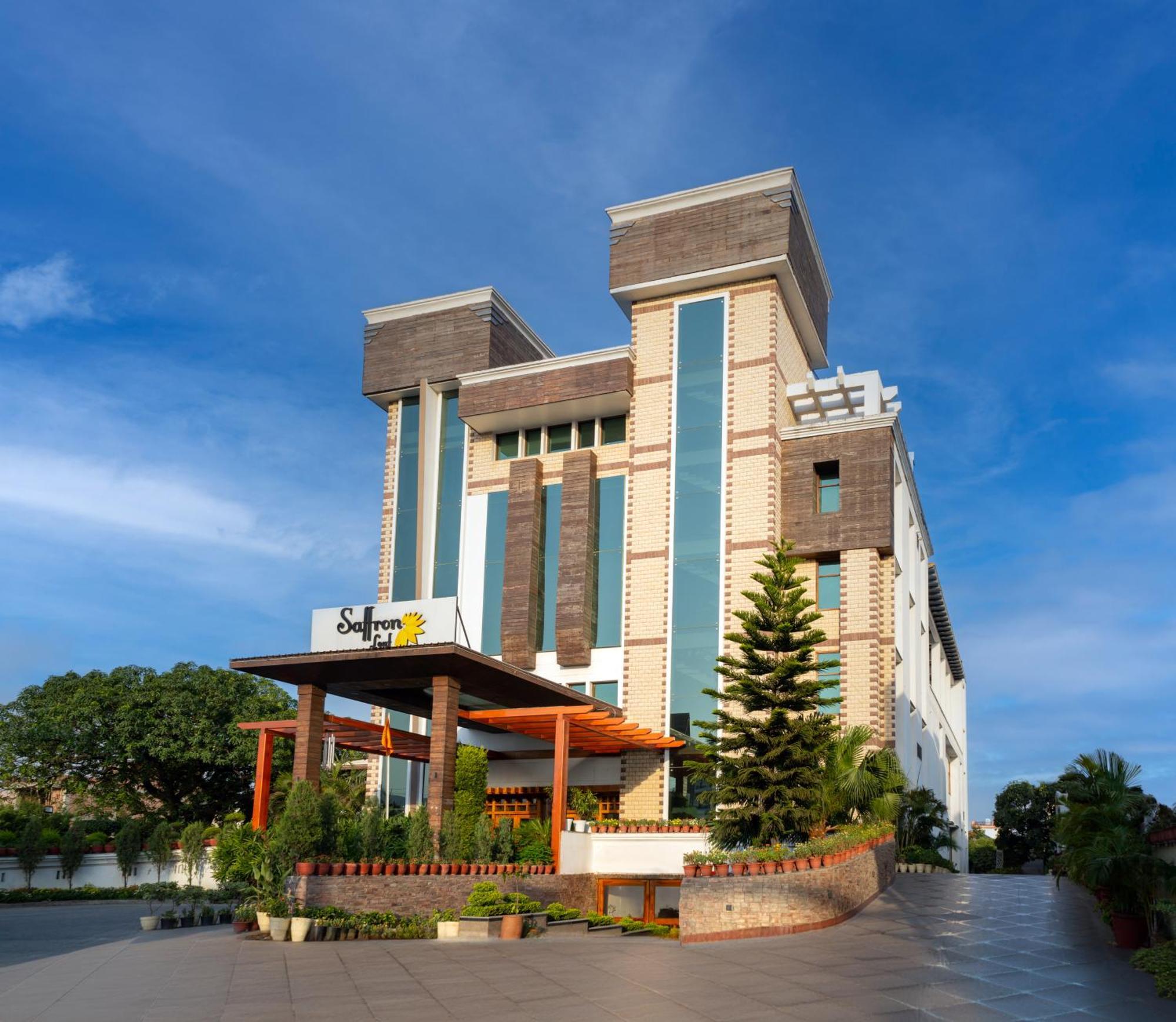 Hotel Saffron Leaf Dehradun Extérieur photo