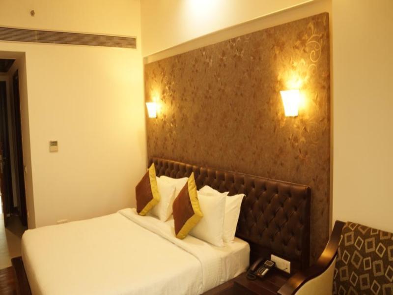 Hotel Saffron Leaf Dehradun Extérieur photo
