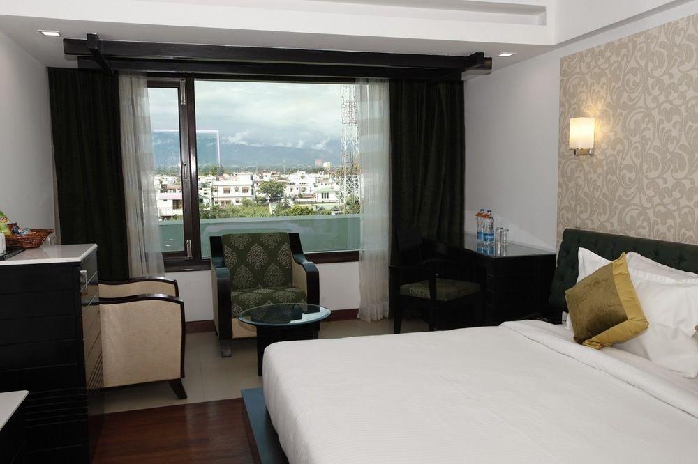 Hotel Saffron Leaf Dehradun Extérieur photo