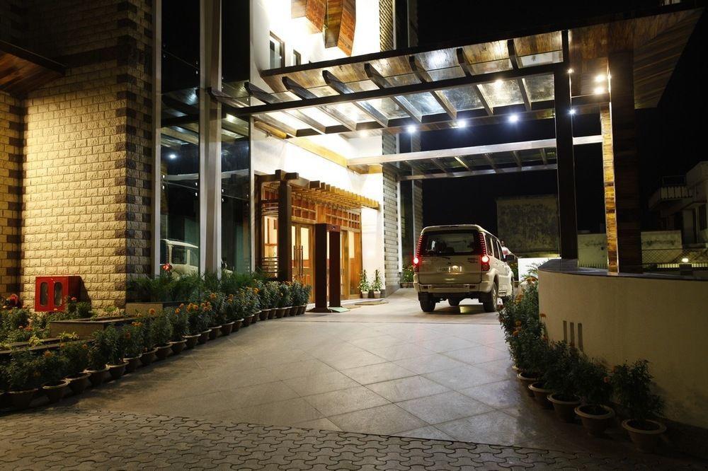 Hotel Saffron Leaf Dehradun Extérieur photo
