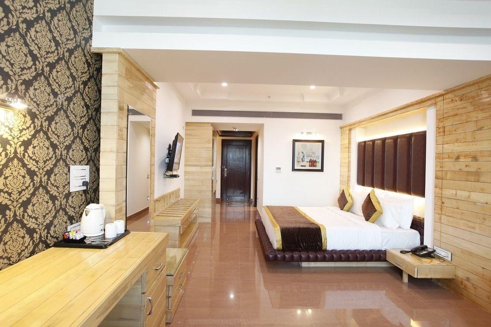 Hotel Saffron Leaf Dehradun Extérieur photo