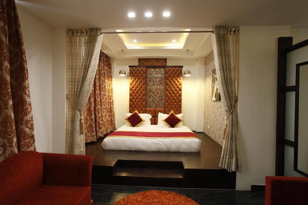 Hotel Saffron Leaf Dehradun Extérieur photo