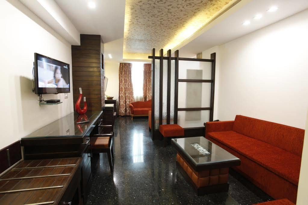 Hotel Saffron Leaf Dehradun Extérieur photo