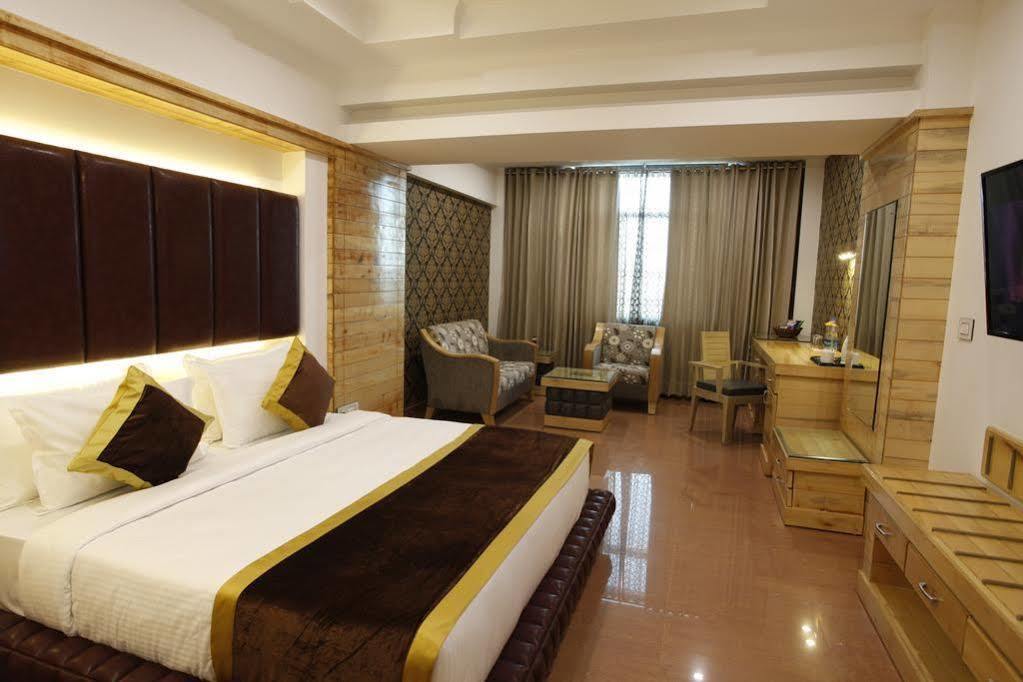 Hotel Saffron Leaf Dehradun Extérieur photo